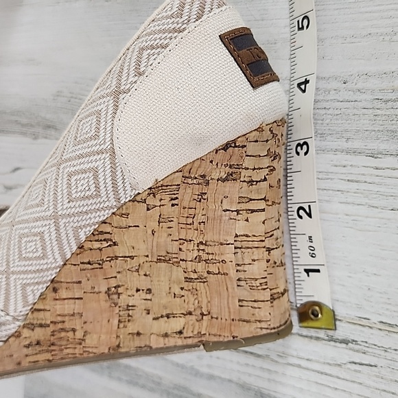 Toms beige cream wedge cork tapestry heel slipon sandal shoes 3.5" heel Size 8.5 - Picture 14 of 14